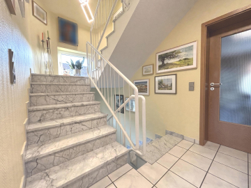 Treppe mit Carrara-Marmor - Einfamilienhaus mit Wohlfühlcharakter in charmanter Ortsteil-Lage von Alfeld!