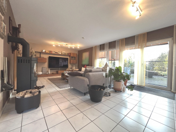 Wohnzimmer mit Holzofen - Einfamilienhaus mit Wohlfühlcharakter in charmanter Ortsteil-Lage von Alfeld!