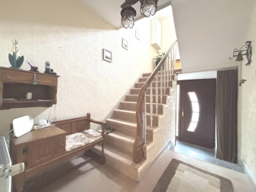 Eingangsbereich und Treppenhaus - Doppelhaushälfte mit klassischem Charme und Raum für Ideen in Lamspringe!