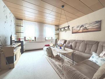 Wohnzimmer im Erdgeschoss - Doppelhaushälfte mit klassischem Charme und Raum für Ideen in Lamspringe!
