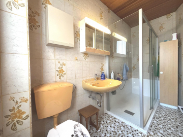 Badezimmer mit Dusche im Erdgeschoss - Doppelhaushälfte mit klassischem Charme und Raum für Ideen in Lamspringe!