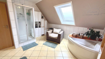Badezimmer mit Dusche und Eckbadewanne im Dachgeschoss - Großzügiges Reihenendhaus in Lauenstein – sofort einziehen und wohlfühlen!