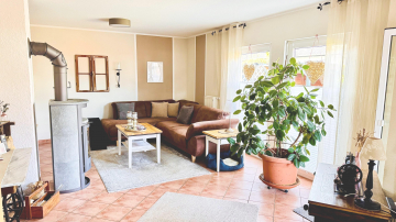 Wohnzimmer mit Holzofen - Großzügiges Reihenendhaus in Lauenstein – sofort einziehen und wohlfühlen!