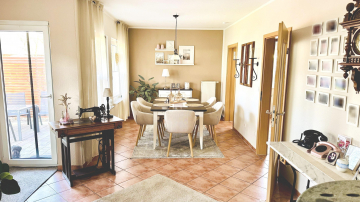 Wohnzimmer mit Essbereich und Zugang zur Terrasse - Großzügiges Reihenendhaus in Lauenstein – sofort einziehen und wohlfühlen!