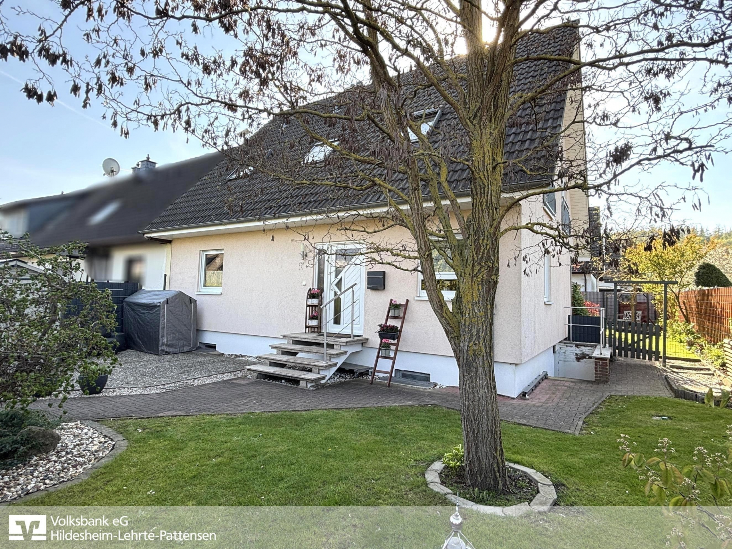 Ansicht Haus und Vorgarten - Großzügiges Reihenendhaus in Lauenstein – sofort einziehen und wohlfühlen!