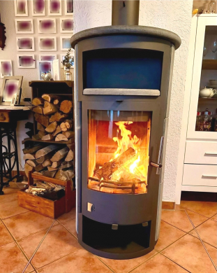 Holzofen im Wohnzimmer im Erdgeschoss - Großzügiges Reihenendhaus in Lauenstein – sofort einziehen und wohlfühlen!