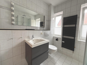 Tageslichtbad mit Dusche Wohnung EG - Gepflegt, vielseitig, vermietbar: Doppelhaushälfte mit 3 Wohneinheiten in Gronau-Banteln!