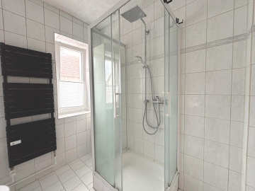Tageslichtbad mit Dusche Wohnung EG - Gepflegt, vielseitig, vermietbar: Doppelhaushälfte mit 3 Wohneinheiten in Gronau-Banteln!