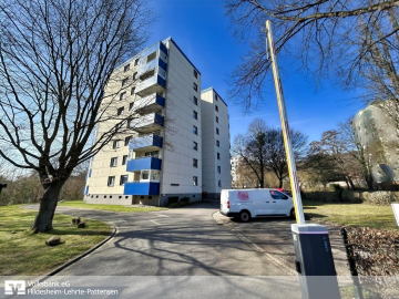 Ansicht Eingangsseite nebst Zufahrt - Springe: Frei & gemütlich – 2-Zi.-ETW mit Balkon!