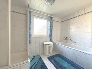 Badezimmer im Erdgeschoss mit Dusche und Badewanne - Gemütliche Doppelhaushälfte mit Potenzial in Elze!