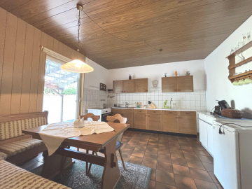 Küche mit Einbauküche, Essecke und Ausgang zur überdachten Terrasse - Gemütliche Doppelhaushälfte mit Potenzial in Elze!