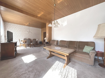 Zweigeteiltes Wohnzimmer mit Essbereich im Erdgeschoss - Gemütliche Doppelhaushälfte mit Potenzial in Elze!