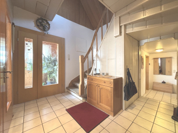 Eingangsbereich mit Treppe ins Zwischen- und Dachgeschoss - Gemütliche Doppelhaushälfte mit Potenzial in Elze!