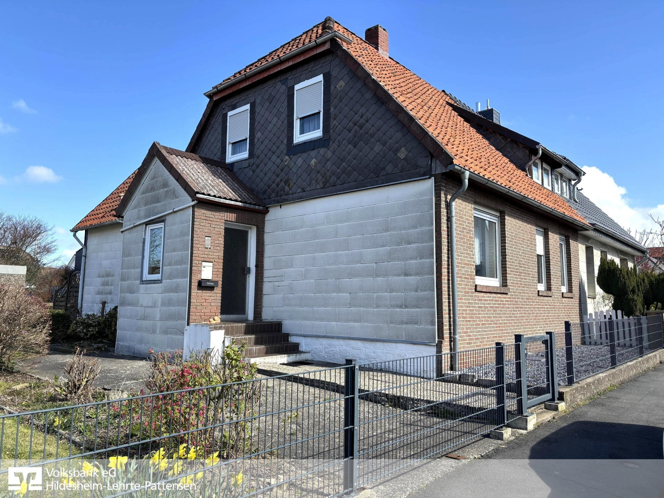 Außenansicht Haus mit Vorgarten - Gemütliche Doppelhaushälfte mit Potenzial in Elze!