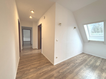 Flur Dachgeschosswohnung - Voll vermietetes Mehrfamilienhaus in Bad Gandersheim!
