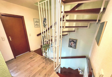 Flur OG - Gepflegtes Reihenmittelhaus mit schönem Garten in Sehnde-Bolzum
