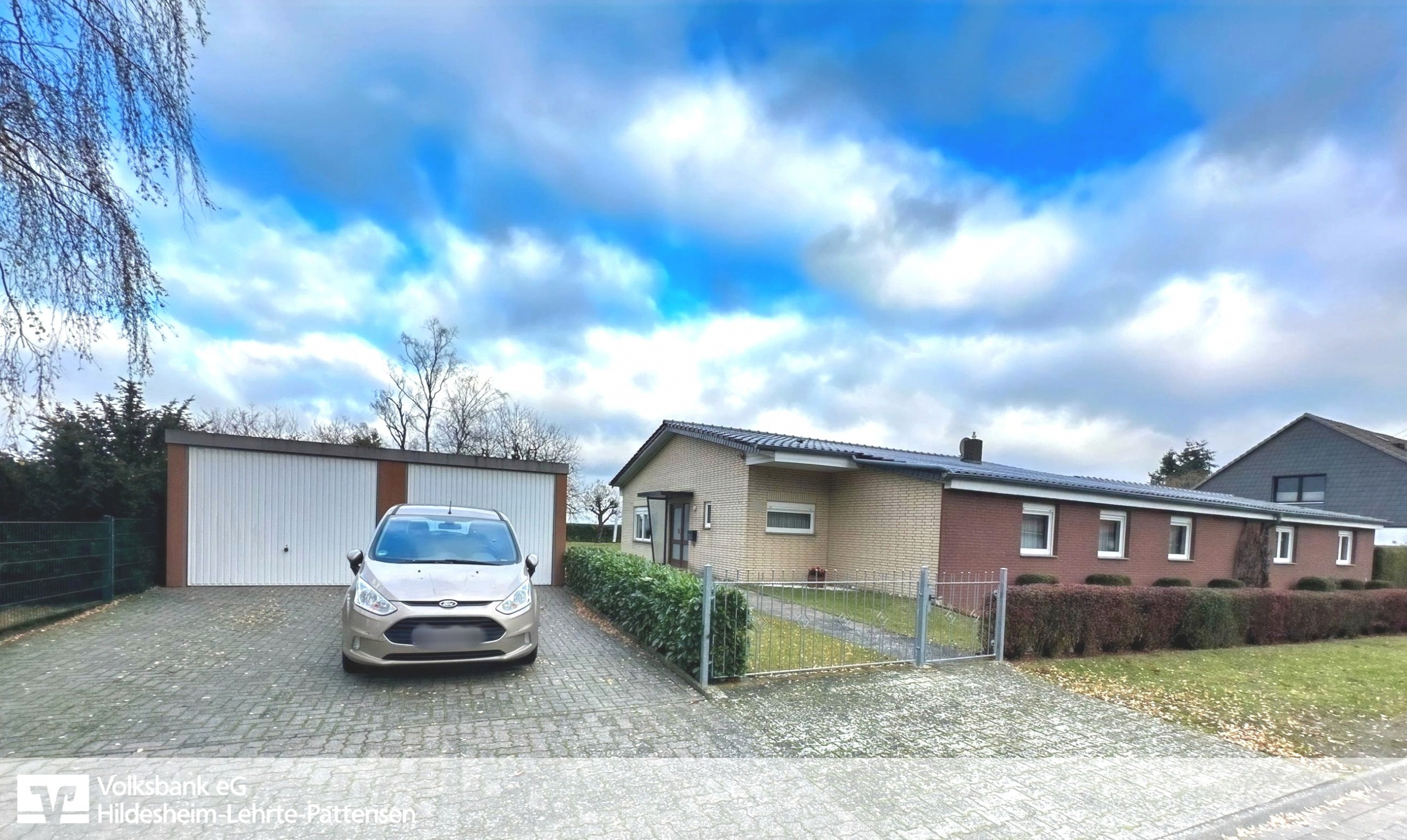 Hausansicht - Wohnen auf einer Ebene – großzügiger Bungalow in Algermissen-Ummeln