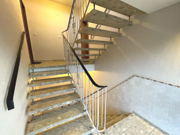 Treppenhaus - Charmante 3-Zimmer-Wohnung mit Balkon und Stellplatz in ruhiger Lage von Hannover-Anderten