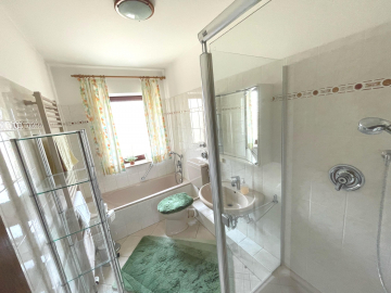 Badezimmer - Charmante 3-Zimmer-Wohnung mit Balkon und Stellplatz in ruhiger Lage von Hannover-Anderten