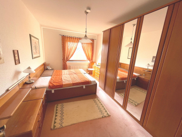 Schlafzimmer - Charmante 3-Zimmer-Wohnung mit Balkon und Stellplatz in ruhiger Lage von Hannover-Anderten