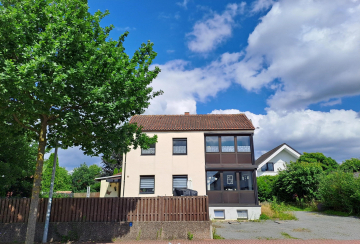 Frontansicht - Lehrte – Ahlten: Einfamilienhaus mit Bungalow-Anbau und großem Garten