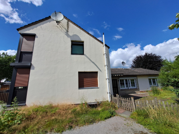 Seitenansicht - Lehrte – Ahlten: Einfamilienhaus mit Bungalow-Anbau und großem Garten