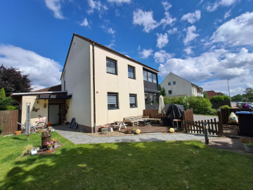 Frontanasicht mit Hauseingang - Lehrte – Ahlten: Einfamilienhaus mit Bungalow-Anbau und großem Garten