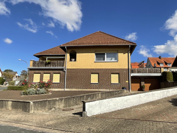 Ansicht mit Garagen - Weenzen: Viel Platz im EFH mit Einliegerwohnung!