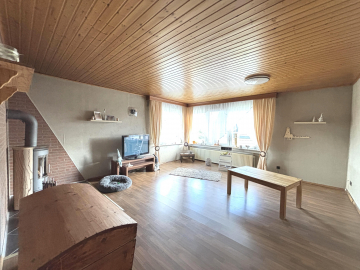Wohnzimmer im Erdgeschoss - Zweifamilienhaus in Lamspringe-Neuhof mit viel Platz für Familie und Alltag!