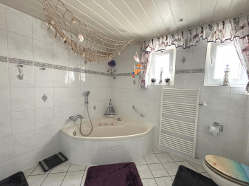 Badezimmer mit Eckbadewanne und Dusche im Erdgeschoss - Zweifamilienhaus in Lamspringe-Neuhof mit viel Platz für Familie und Alltag!