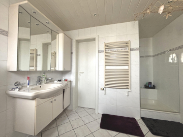 Badezimmer mit Eckbadewanne und Dusche im Erdgeschoss - Zweifamilienhaus in Lamspringe-Neuhof mit viel Platz für Familie und Alltag!