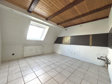 Küche im Dachgeschoss - Zweifamilienhaus in Lamspringe-Neuhof mit viel Platz für Familie und Alltag!