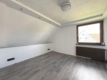 Büro im Dachgeschoss - Zweifamilienhaus in Lamspringe-Neuhof mit viel Platz für Familie und Alltag!