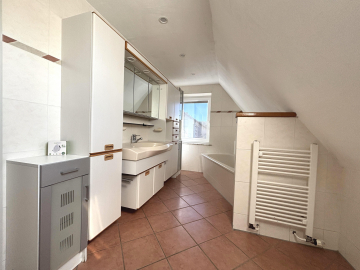 Badezimmer mit Badewanne und Dusche im Dachgeschoss - Zweifamilienhaus in Lamspringe-Neuhof mit viel Platz für Familie und Alltag!
