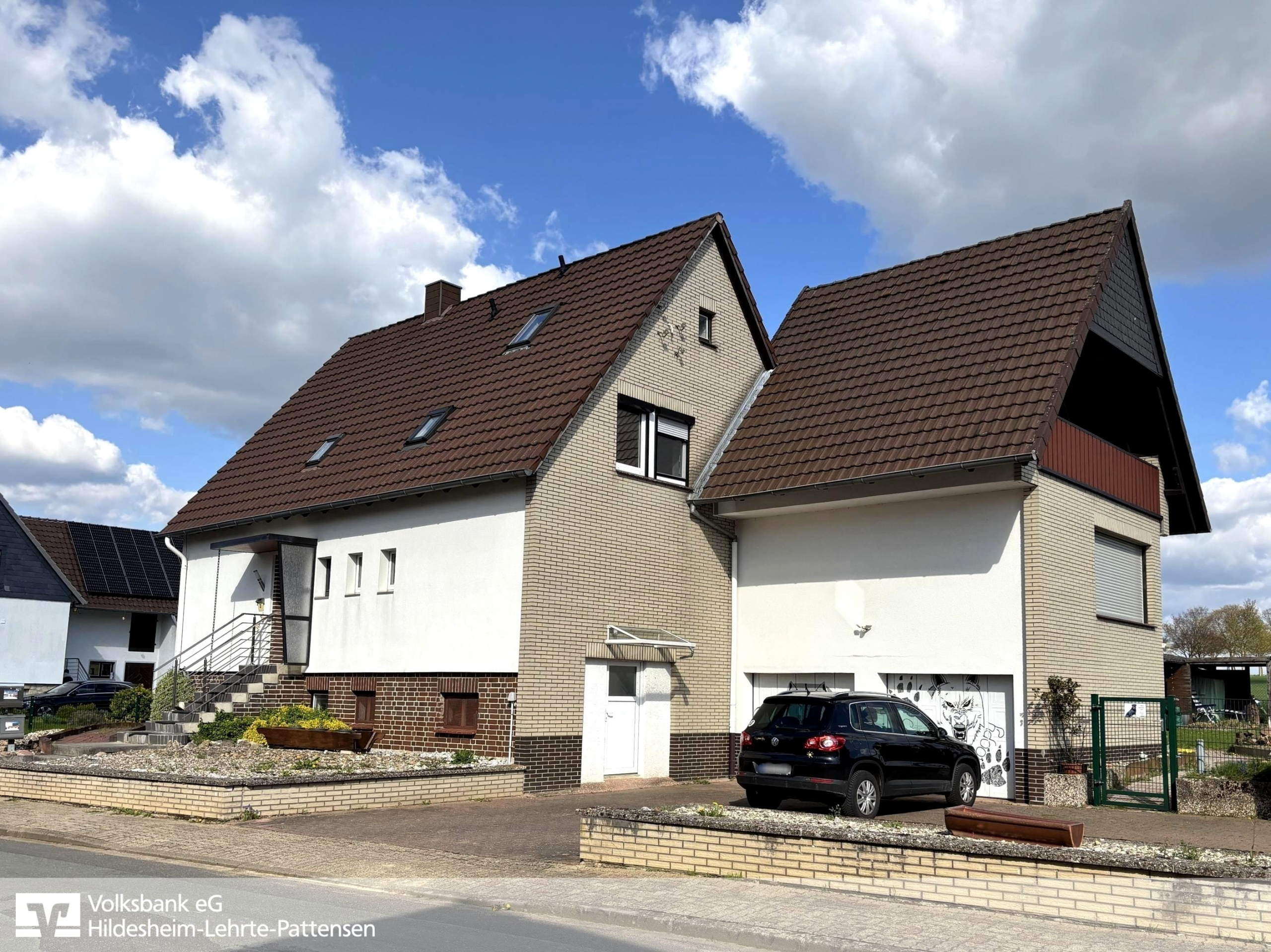 Straßenansicht Haus - Zweifamilienhaus in Lamspringe-Neuhof mit viel Platz für Familie und Alltag!