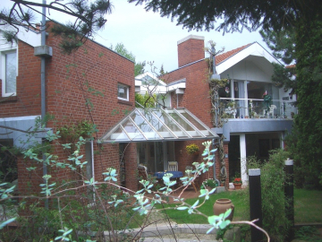 Rückansicht - Lehrte: Terrassen-Chalet-Haus mit Einliegerwohnung und herrlichem Garten in ruhiger Stadtlage