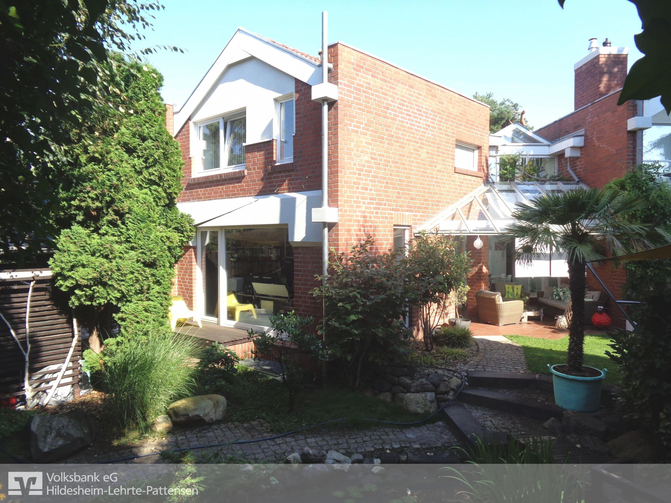 Haus  Rückansicht - Lehrte: Terrassen-Chalet-Haus mit Einliegerwohnung und herrlichem Garten in ruhiger Stadtlage