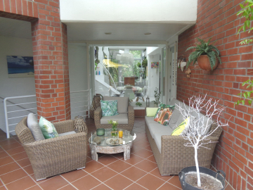 Überdachte Terrasse - Lehrte: Terrassen-Chalet-Haus mit Einliegerwohnung und herrlichem Garten in ruhiger Stadtlage