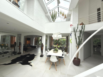 Wohnbereich EG mit Glasdach - Lehrte: Terrassen-Chalet-Haus mit Einliegerwohnung und herrlichem Garten in ruhiger Stadtlage