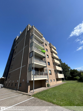 Seitliche Gebäudeansicht (ETW-Blk. m. Schirm) - Springe: Vermietete 1-Zimmer-ETW mit Stellplatz!