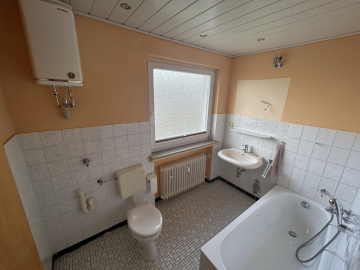 Badezimmer mit Wanne - Gepflegte 3-Zimmer-Wohnung mit Loggia in Nordstemmen!
