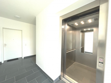 Hausflur mit Aufzug - Neuwertige 2-Zimmer Wohnung in Harsum!