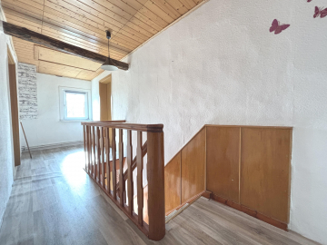 Treppenaufgang und Flur im Obergeschoss - Einfamilienhaus in ruhiger Feldrandlage mit großem Grundstück in Alfeld-Imsen!