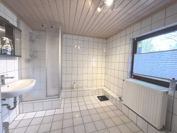 Tageslichtbad mit Dusche im Erdgeschoss - Einfamilienhaus in ruhiger Feldrandlage mit großem Grundstück in Alfeld-Imsen!