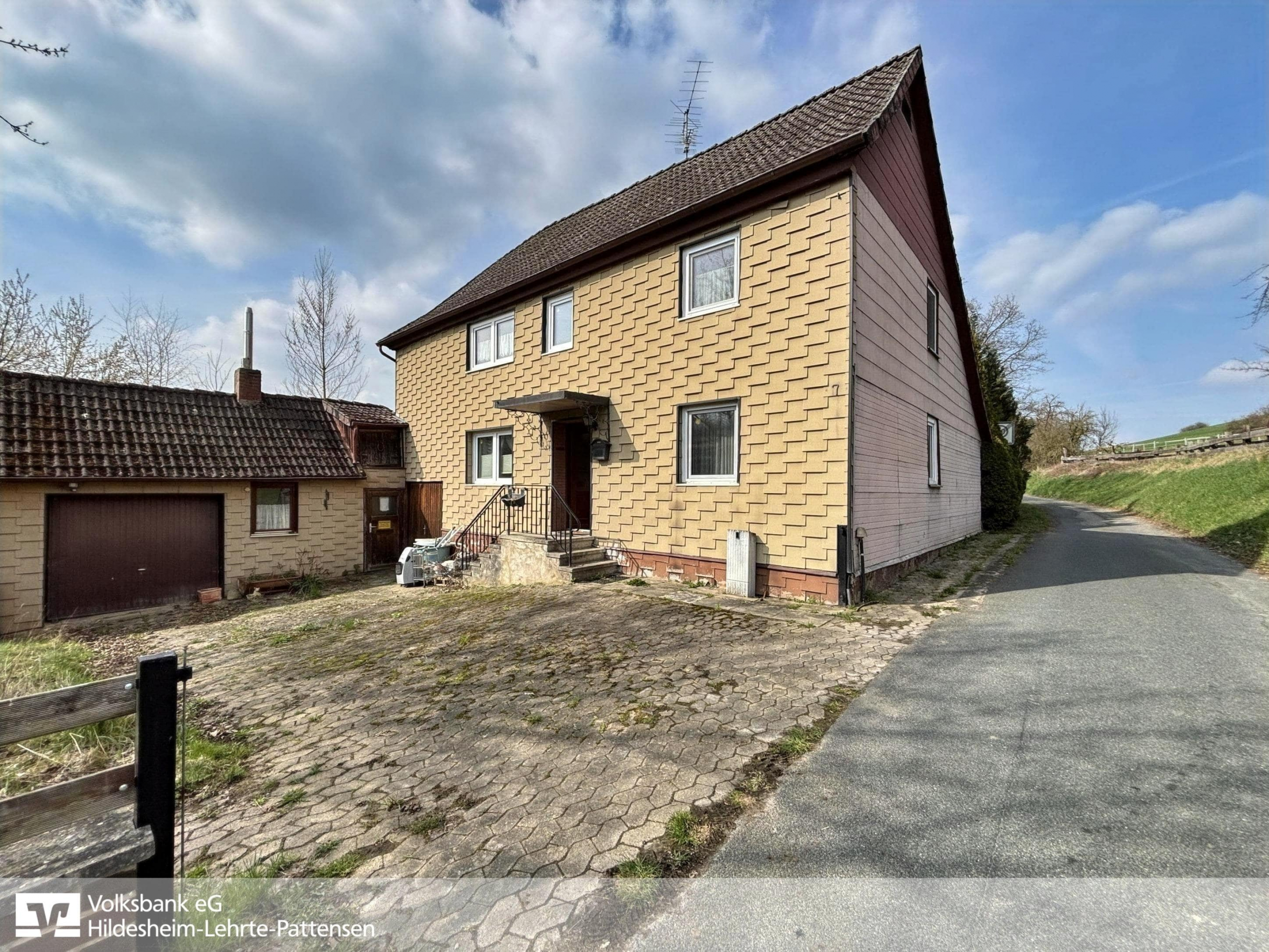 Außenansicht Haus mit Garage - Einfamilienhaus in ruhiger Feldrandlage mit großem Grundstück in Alfeld-Imsen!