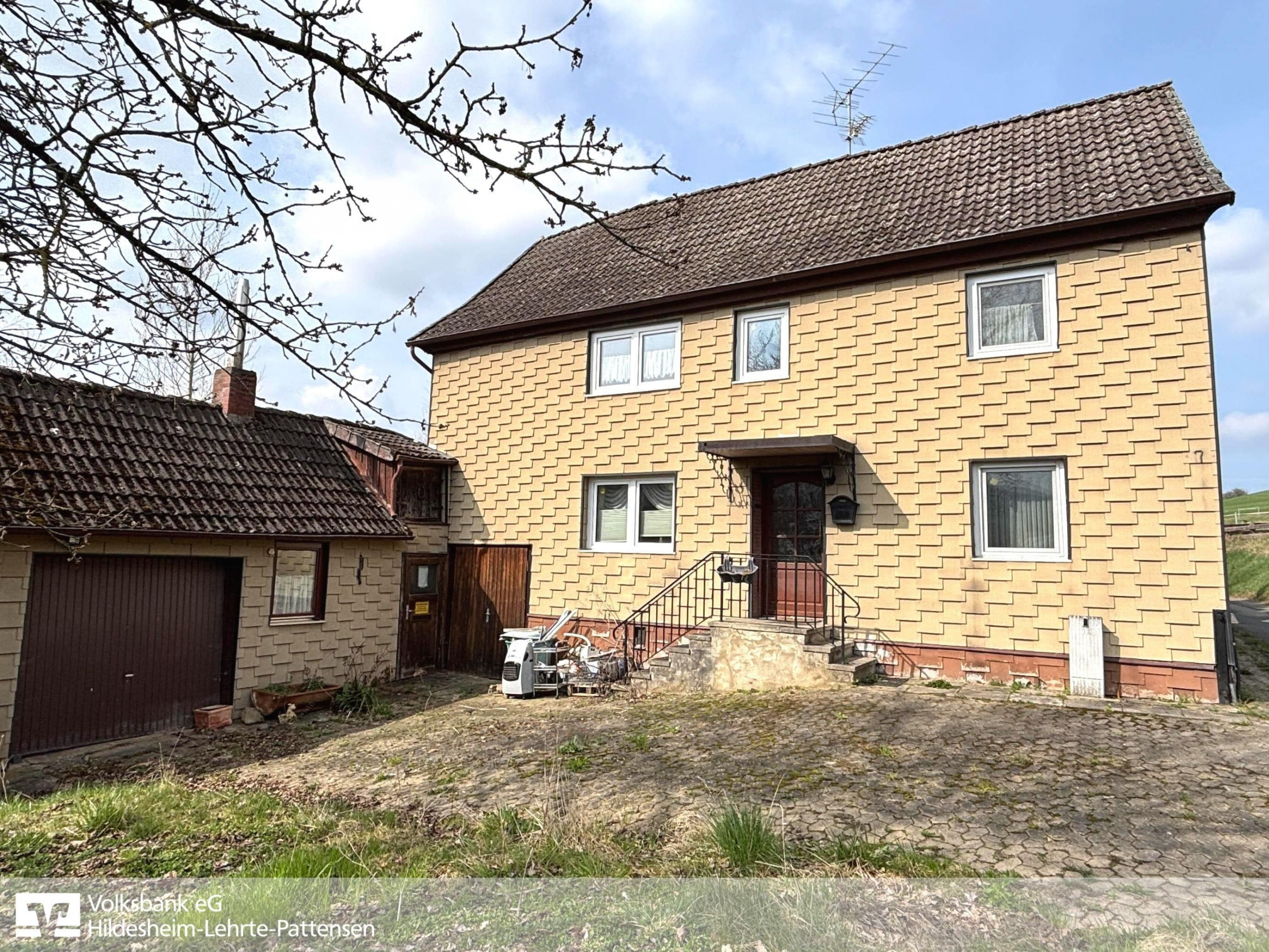 Außenansicht Haus mit Garage - Einfamilienhaus in ruhiger Feldrandlage mit großem Grundstück in Alfeld-Imsen!