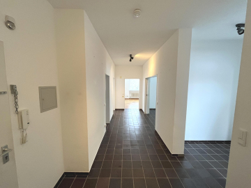 Flur EG - Lehrte: 3-Familienhaus mit freier EG-Wohnung und großem Gartengrundstück in bester Stadtlage