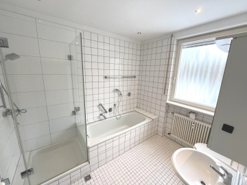 Bad EG - Lehrte: 3-Familienhaus mit freier EG-Wohnung und großem Gartengrundstück in bester Stadtlage