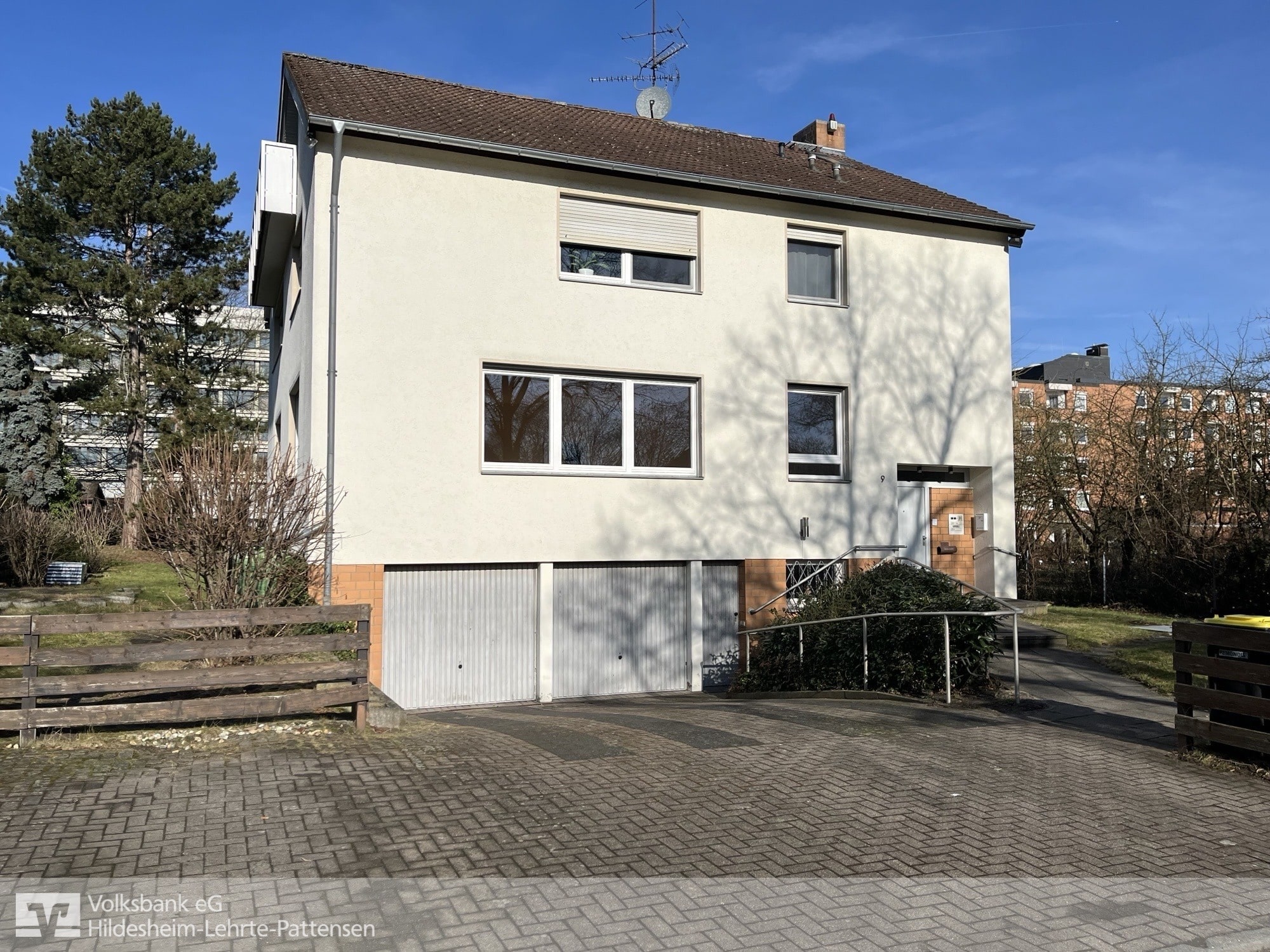 Frontansicht - Lehrte: 3-Familienhaus mit freier EG-Wohnung und großem Gartengrundstück in bester Stadtlage