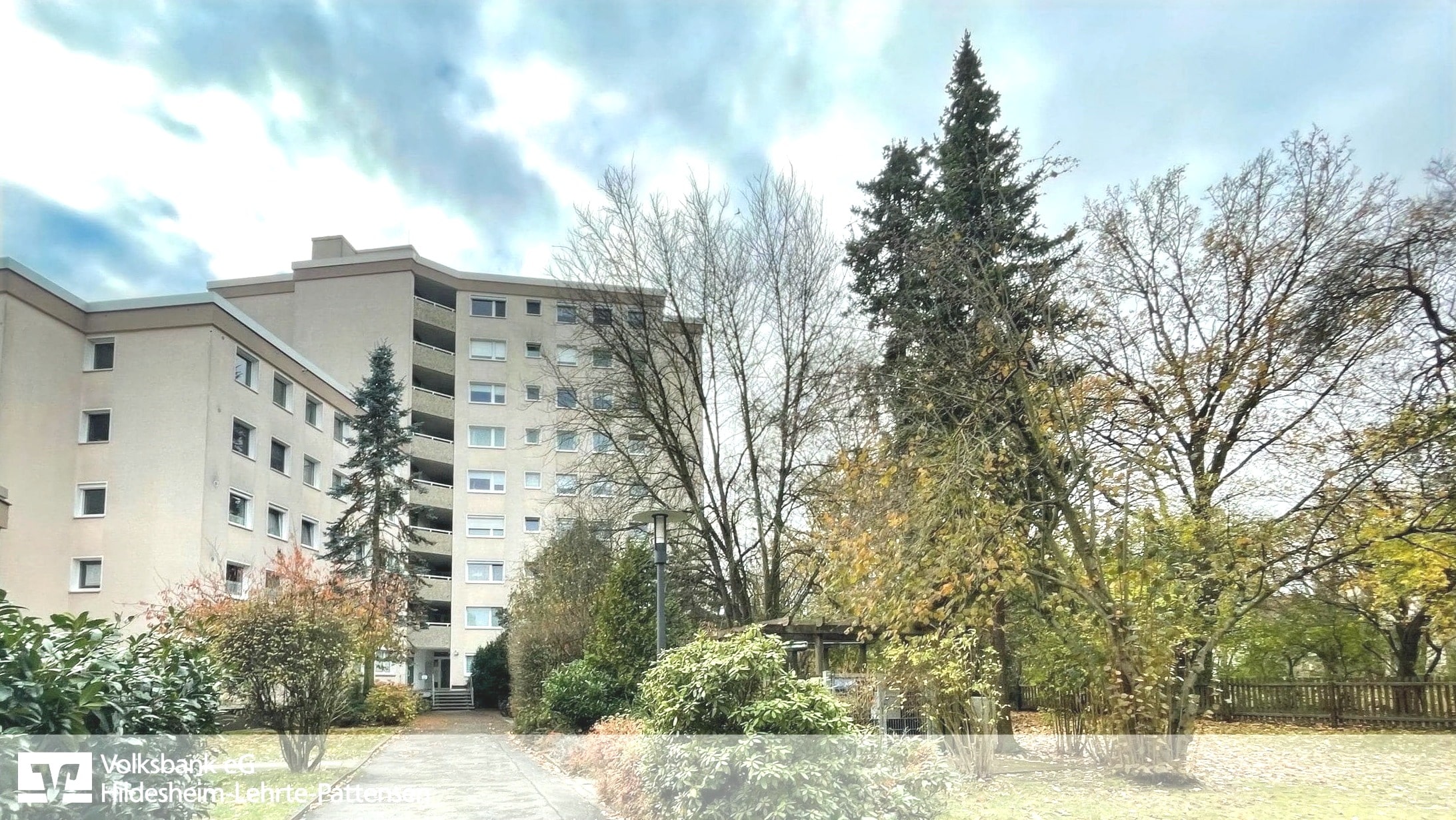 Hausansicht - Hannover: Modernisierte 3-Zimmer-Wohnung mit barrierefreiem Zugang und Tiefgaragenstellplatz